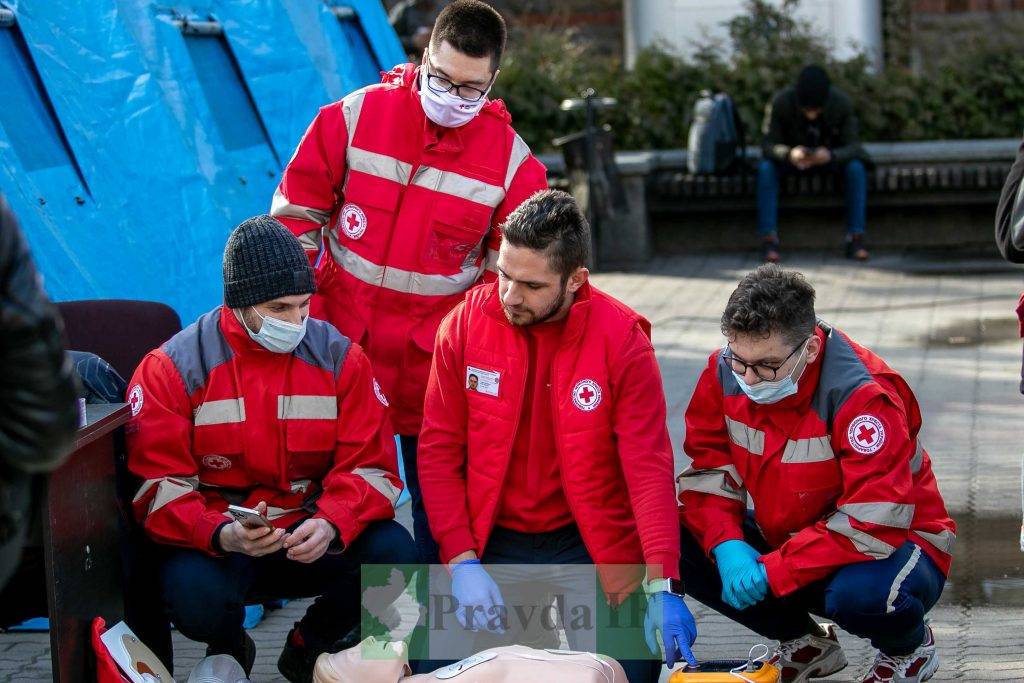 Рятувальники у центрі Франківська навчали містян, як діяти у надзвичайних ситуаціях ФОТОРЕПОРТАЖ