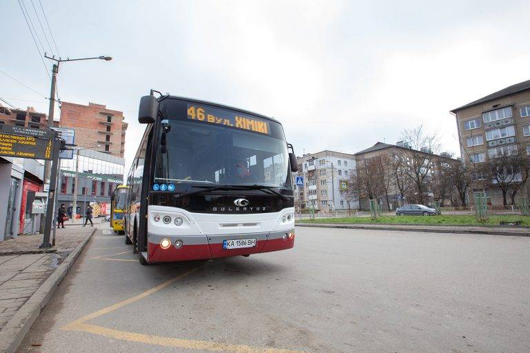 У Франківську комунальний транспорт змінив маршрут через "просідання" люку