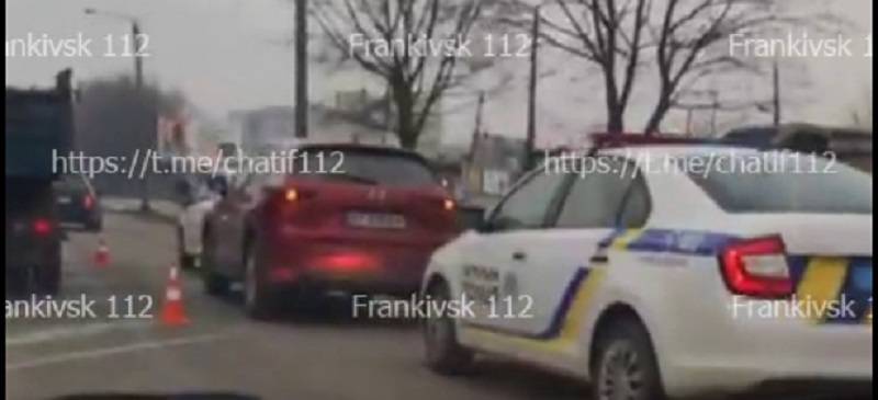 Ранкова ДТП у Франківську: на місці події працює поліція ВІДЕО