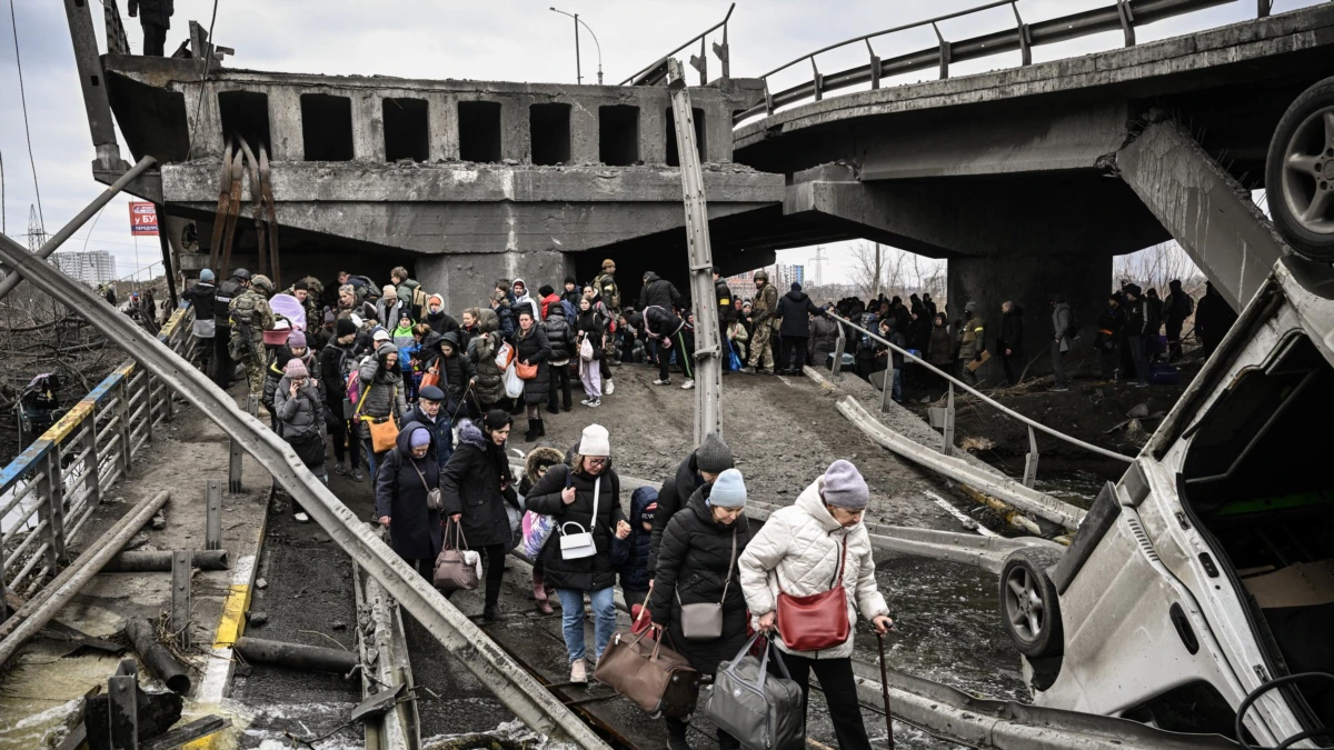 "Стріляли, ми падали на землю, а поряд були трупи": історії жінок, яким вдалося евакуюватися з Ірпеня