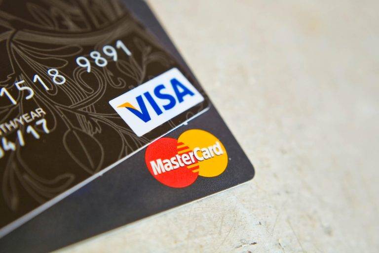 Visa та Mastercard повністю виходять з РФ та зупиняють транзакції