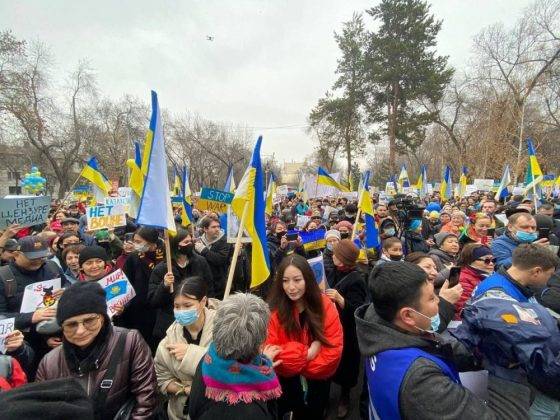 У Казахстані люди вийшли на масову акцію та висловлюють підтримку Україні ФОТО