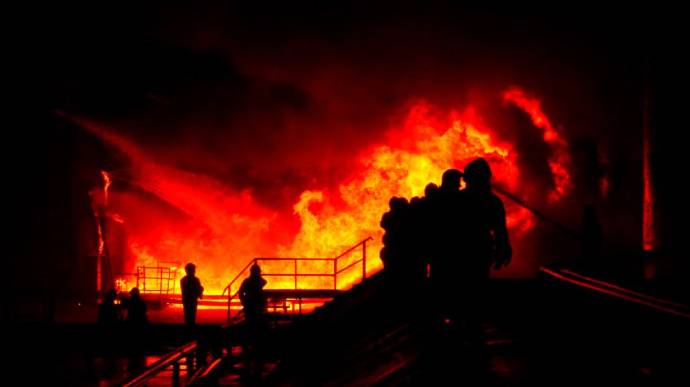 У Львові понад пів доби гасили масштабну пожежу внаслідок ракетних обстрілів ФОТО