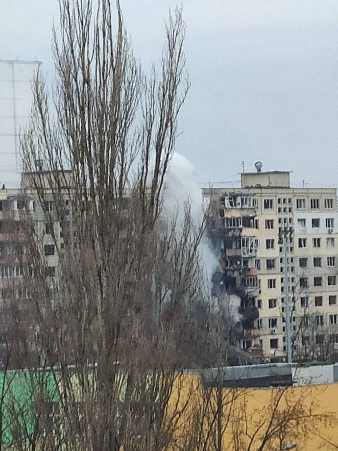 У Києві в дев’ятиповерхівку влучив артилерійський снаряд,загинуло двоє людей,війна в україні