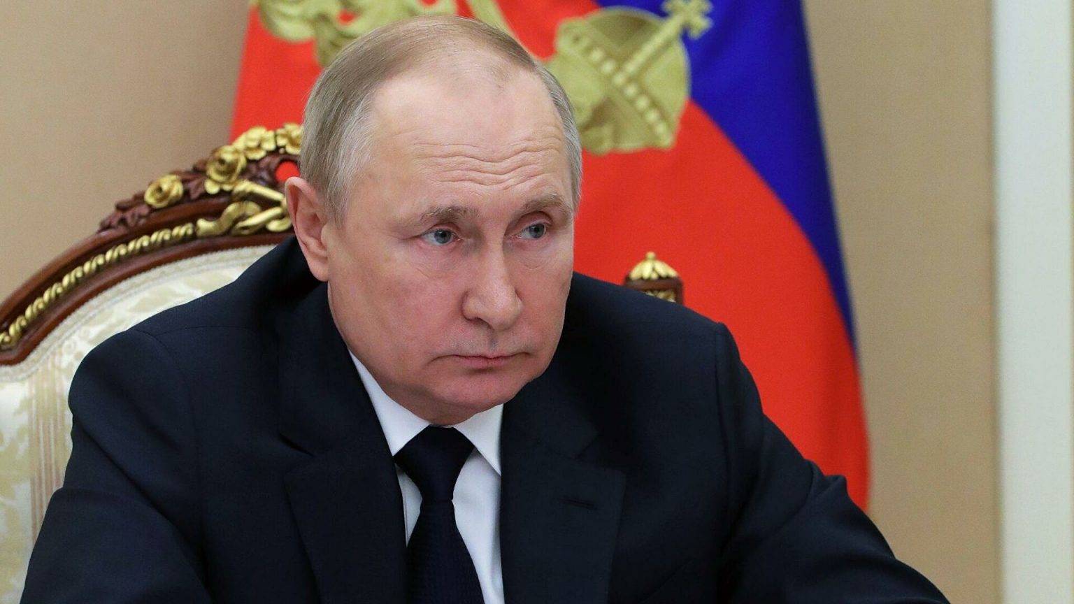 Боїться, що отруять: у лютому Путін змінив близько тисячі особистих працівників