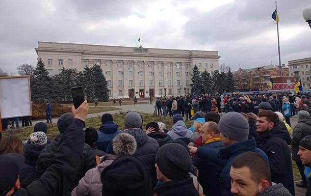 У Херсоні масові протести проти російських окупантів ВІДЕО