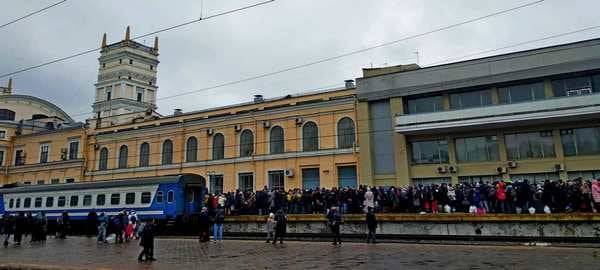 Харків під обстрілами: містяни під кулями та авіаударами намагаються виїхати з міста ФОТО