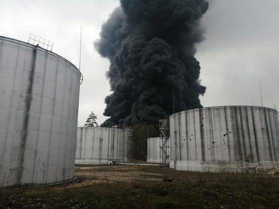 У Чернігові російські війська обстріляли нафтобазу - спалахнув резервуар з дизпаливом ФОТО та ВІДЕО