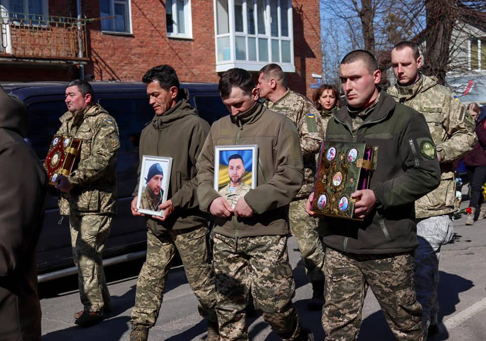 Тисячі прикарпатців попрощалися із двома героями, полеглими у російсько-українській війні ФОТО/ВІДЕО