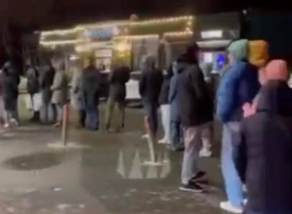 у величезних чергах до банкоматів.