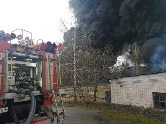 У Чернігові російські війська обстріляли нафтобазу - спалахнув резервуар з дизпаливом ФОТО та ВІДЕО
