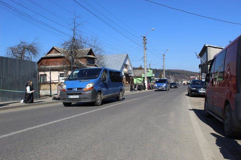 На Франківщині люди, стоячи на колінах, зустріли скорботний кортеж з двома загиблими на Яворівському полігоні Героями ФОТО