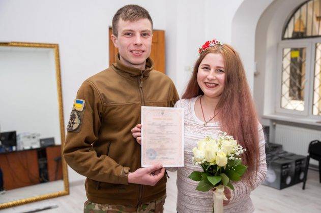 Кохання під час війни: у Франківську одружилися двоє нацгвардійців ФОТО