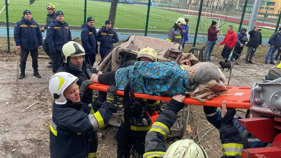 У Києві в дев’ятиповерхівку влучив артилерійський снаряд,загинуло двоє людей,війна в україні
