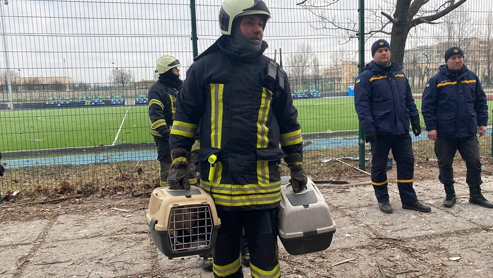 У Києві в дев’ятиповерхівку влучив артилерійський снаряд,загинуло двоє людей,війна в україні