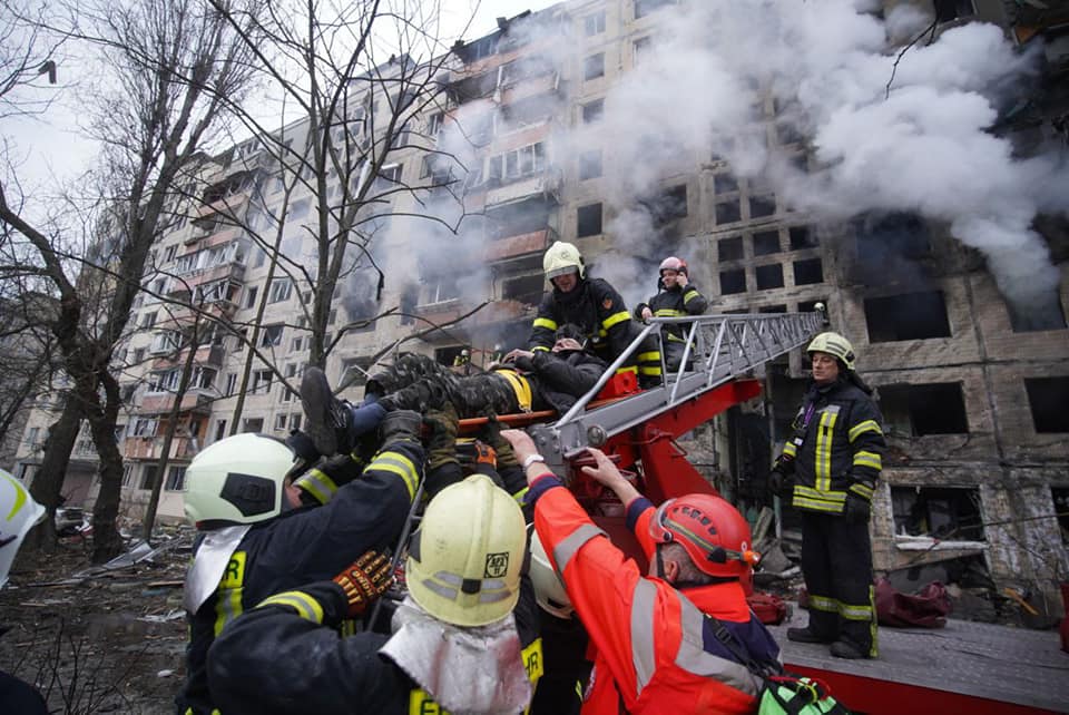 У Києві в дев’ятиповерхівку влучив артилерійський снаряд,загинуло двоє людей,війна в україні