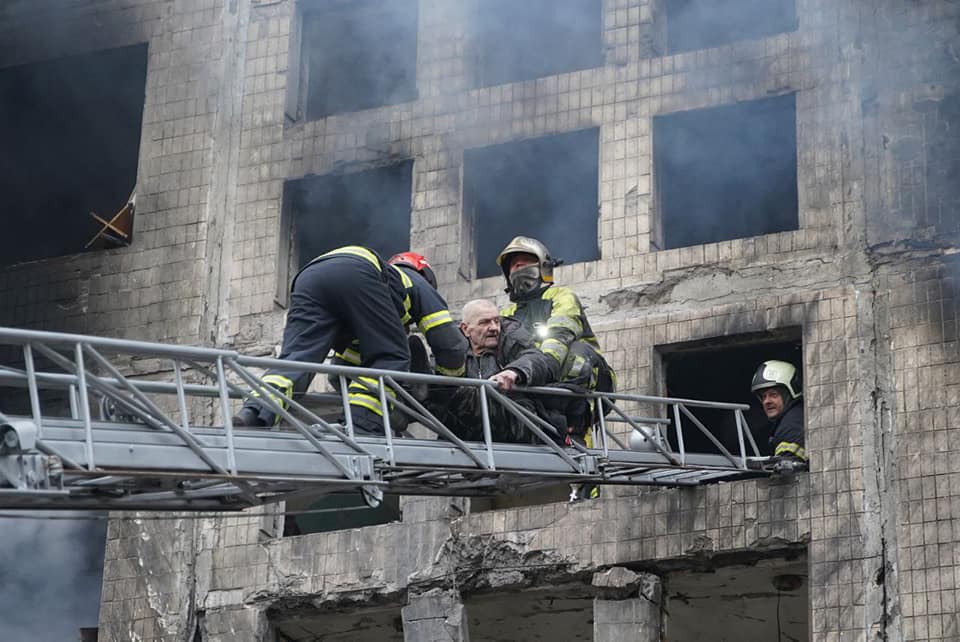 У Києві в дев’ятиповерхівку влучив артилерійський снаряд,загинуло двоє людей,війна в україні
