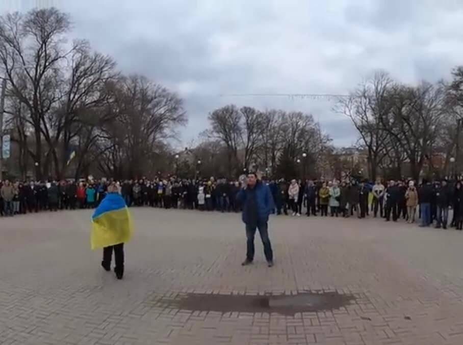 Російські окупанти викрали активіста на мітингу у Бердянську ВІДЕО