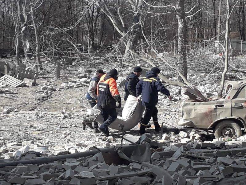 У Чернігові надзвичайники під завалами будинку знайшли тіла цілої родини