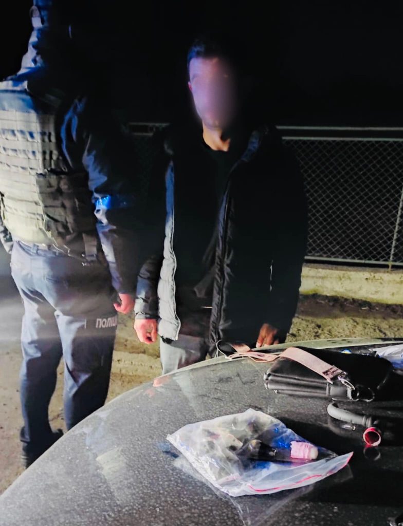 Прикарпатські поліцейські спіймали водія під наркотиками, який ще й порушив комендантську годину ФОТО