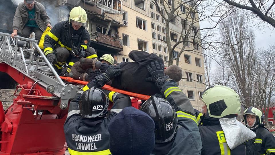 У Києві в дев’ятиповерхівку влучив артилерійський снаряд,загинуло двоє людей,війна в україні