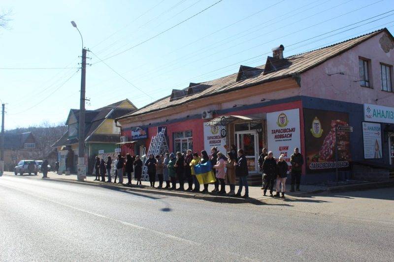 На Франківщині люди, стоячи на колінах, зустріли скорботний кортеж з двома загиблими на Яворівському полігоні Героями ФОТО