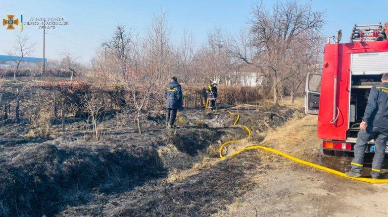 Мешканка Франківщини, яка спалювала суху траву, отримала сильні опіки ФОТО