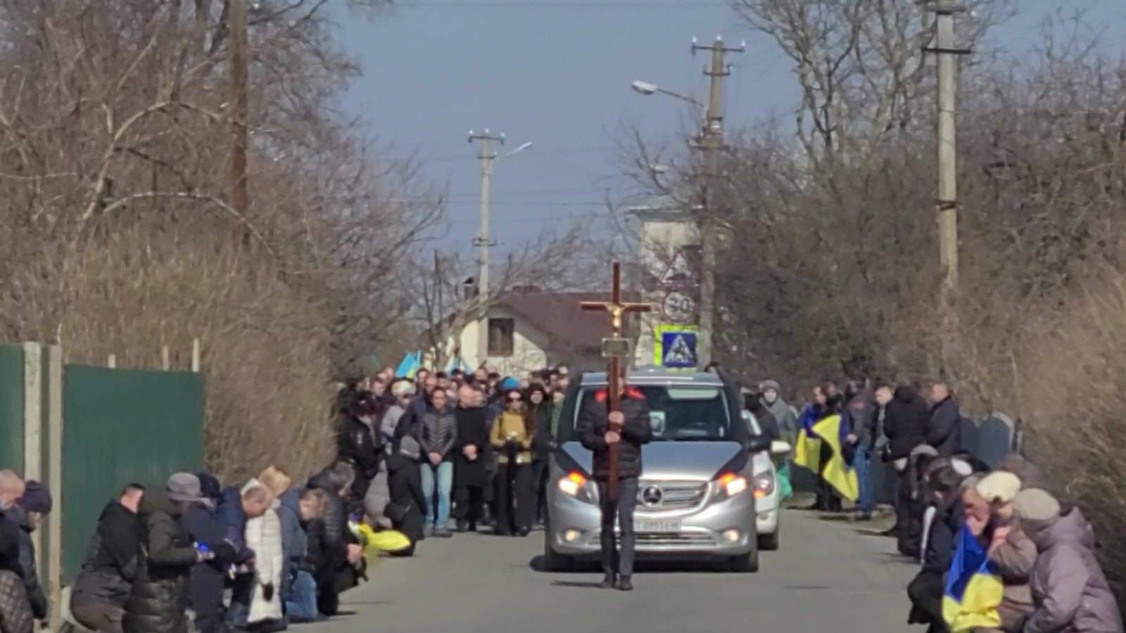 Люди на колінах попрощалися з франківцем, який загинув на Яворівському полігоні