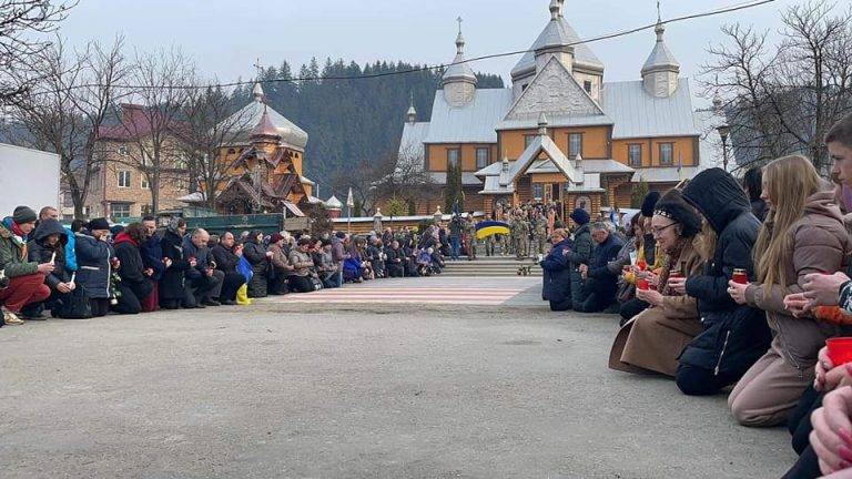 Прикарпатці на колінах зустріли земляка, який загинув під Києвом ФОТО