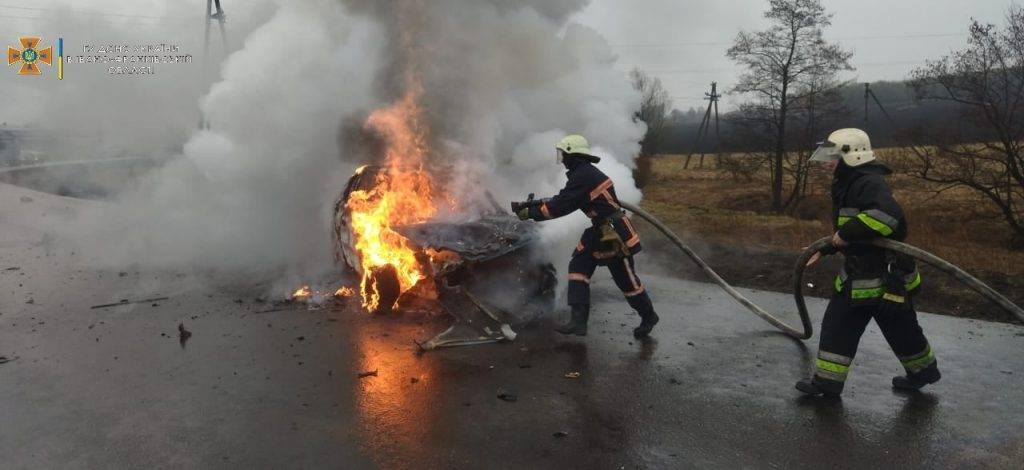 На Франківщині рятувальники ліквідували пожежу автомобіля, є потерпілі ФОТО