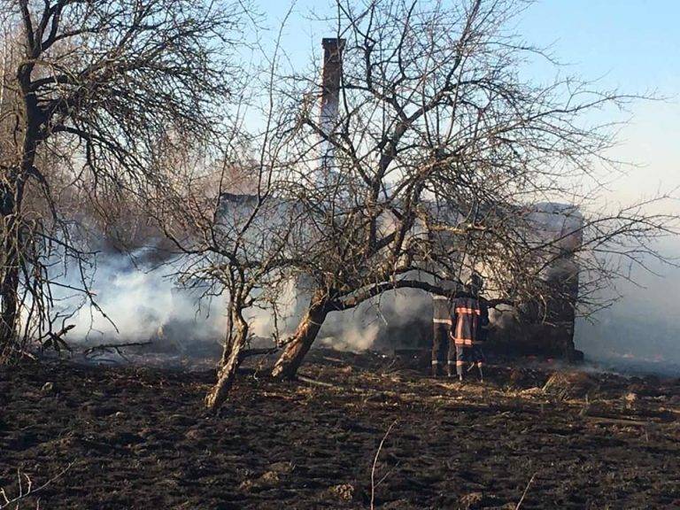 На Франківщині через спалювання сухої трави згорів житловий будинок