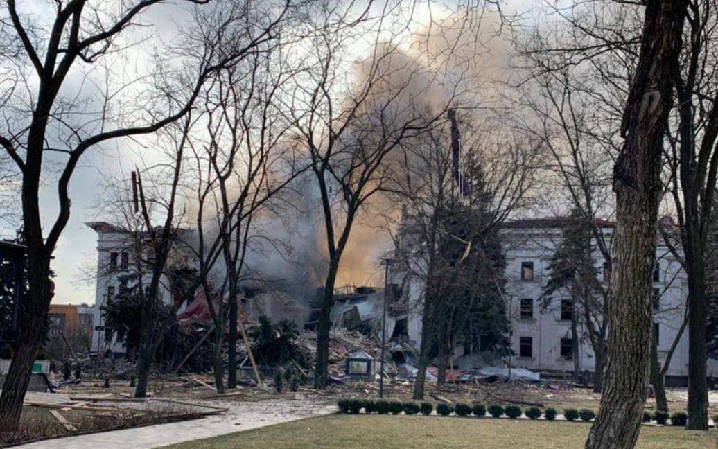 Бомбосховище драмтеатру у Маріуполі витримало рашистський авіаудар, люди виходять звідти живими