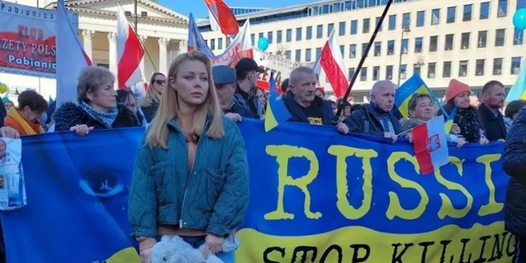 "Вбиваючи дітей — вбивають націю!": Тіна Кароль вийшла на новий мітинг на підтримку України у Варшаві