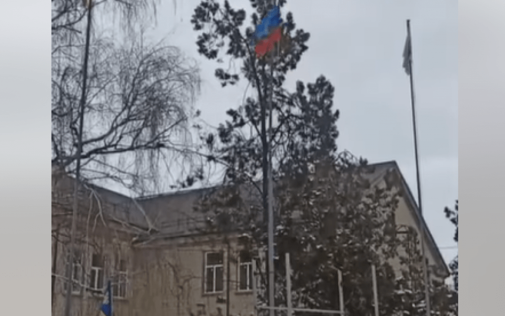 На Луганщині місцеві мешканці зняли флагштоку ганчірку фейкової "ЛНР" та повісили український стяг ВІДЕО