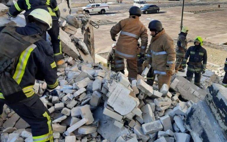 Ворожі війська знову атакували житлові будинки й будівлю вишу у Харкові: є загиблі та постраждалі