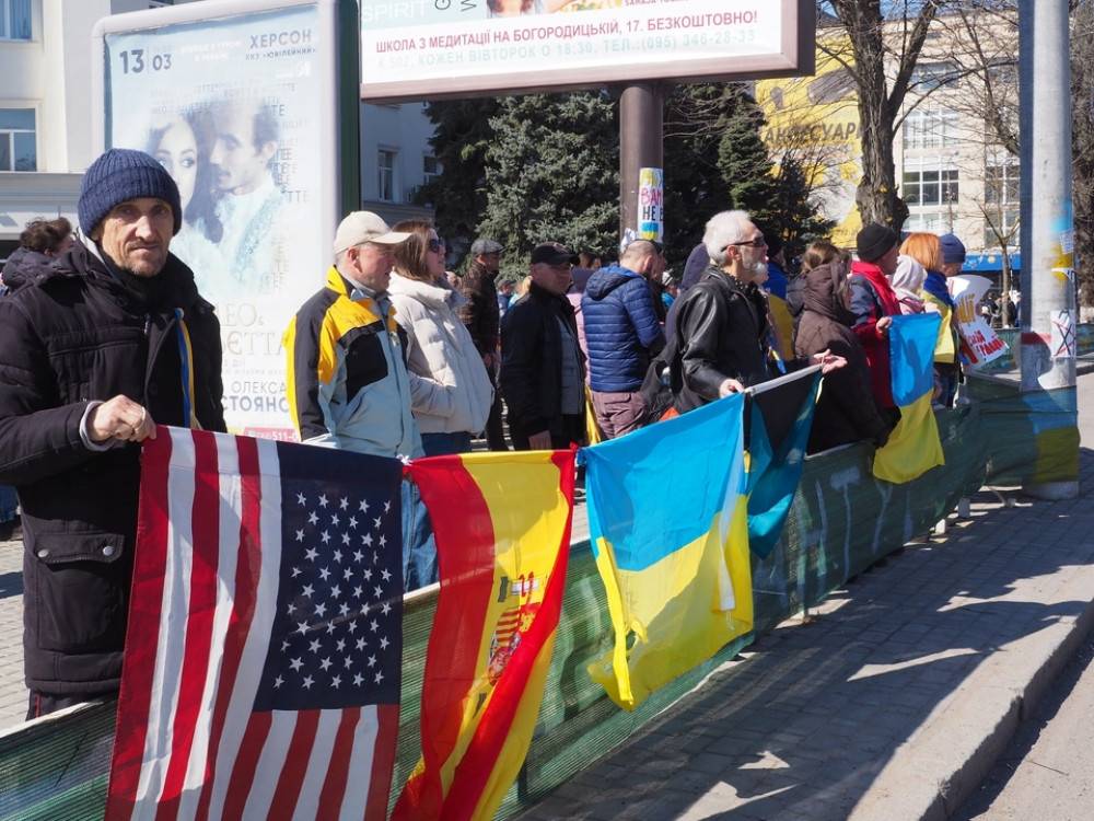 Героїчні жителі Херсону організували похорон путіна