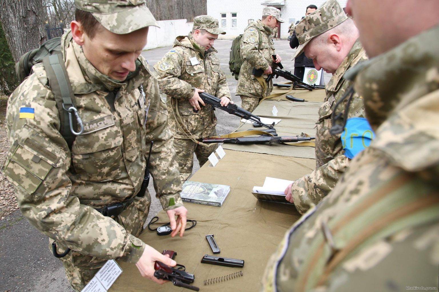 Московські окупанти і далі порушують усі правила війни - ховають техніку у житлових кварталах, переодягають своїх військових у цивільний одяг - Генштаб