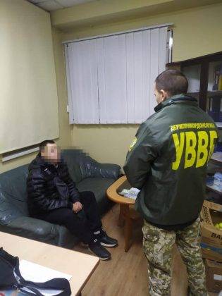 Прикордонники затримали 16 військовозобов'язаних чоловіків, які пропонували їм хабарі за виїзд з України ФОТО