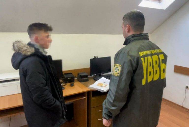 Прикордонники затримали 16 військовозобов'язаних чоловіків, які пропонували їм хабарі за виїзд з України ФОТО