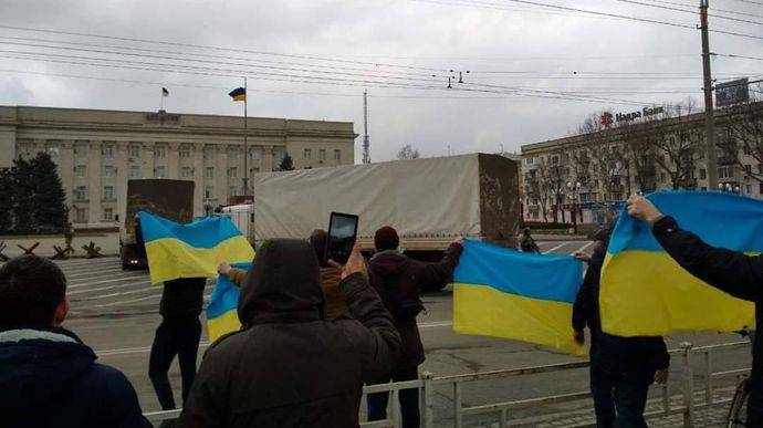 Мешканці Херсона з прапорами відмовилися приймати "гумдопомогу" від ворога