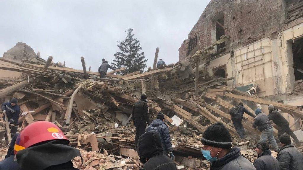 В Охтирці, в наслідок обстрілу російськими окупантами військової частини, загинуло 70 українських солдат ВІДЕО