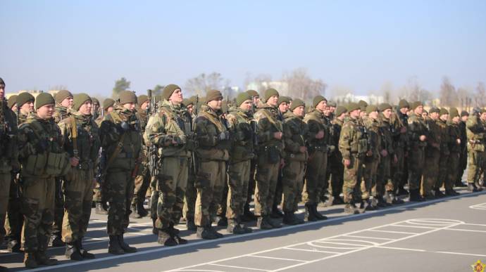 Білоруські десантники повернулися від українського кордону до пункту постійної дислокації