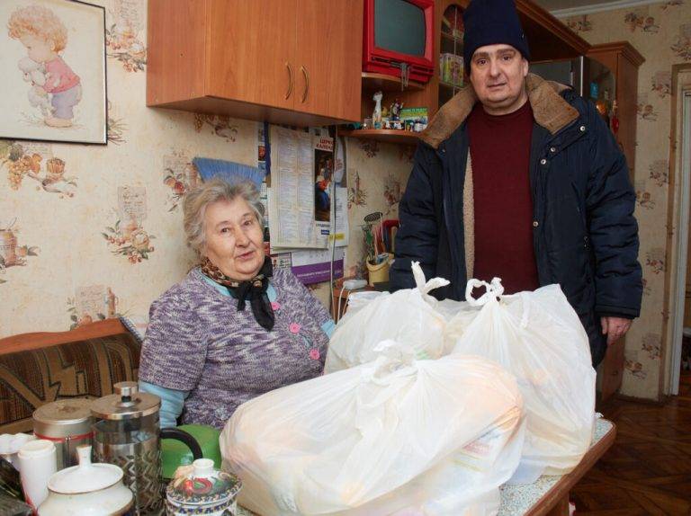 В Івано-Франківській громаді роздають продуктові набори для потребуючих ФОТО