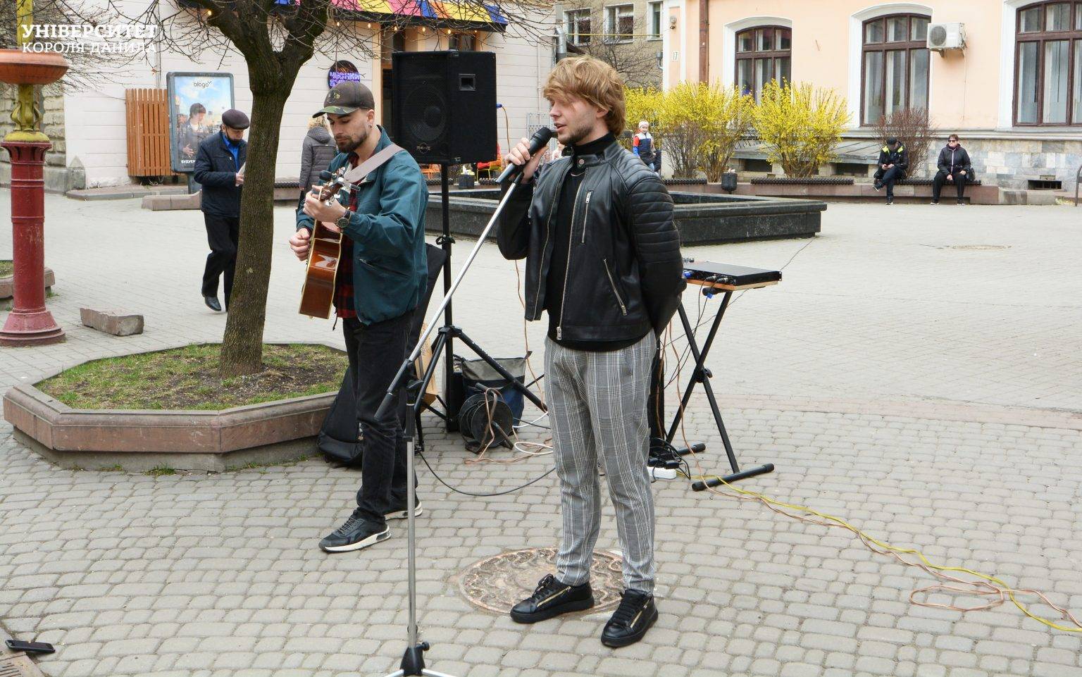 Відомі франківці виконали в центрі Івано-Франківська патріотичні пісні,Сергій Лазановський,талант-шоу «Голос країни»