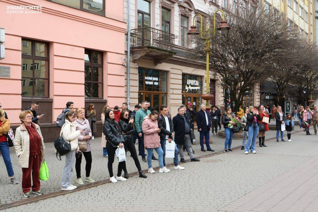 Відомі франківці виконали в центрі Івано-Франківська патріотичні пісні