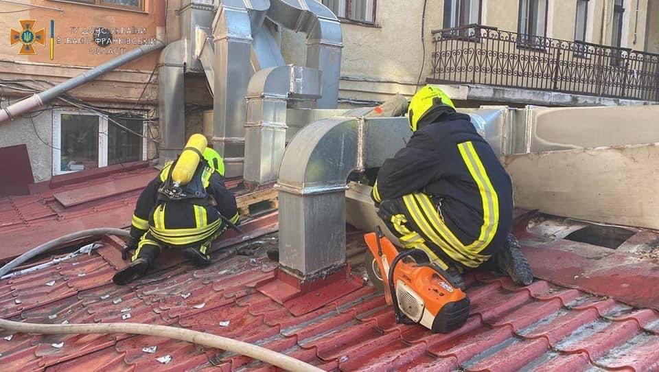 У середмісті Франківська загорілась прибудова популярного ресторану ФОТО