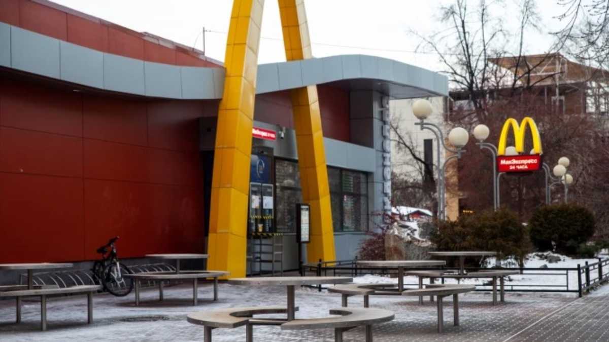 Вкрали у McDonald's логотип: у Росії зареєстрували ТМ "Дядя Ваня" ФОТО