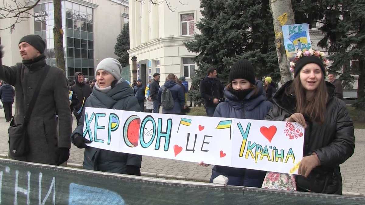 Мешканці Херсона голіруч виганяли техніку окупантів з міста ВІДЕО