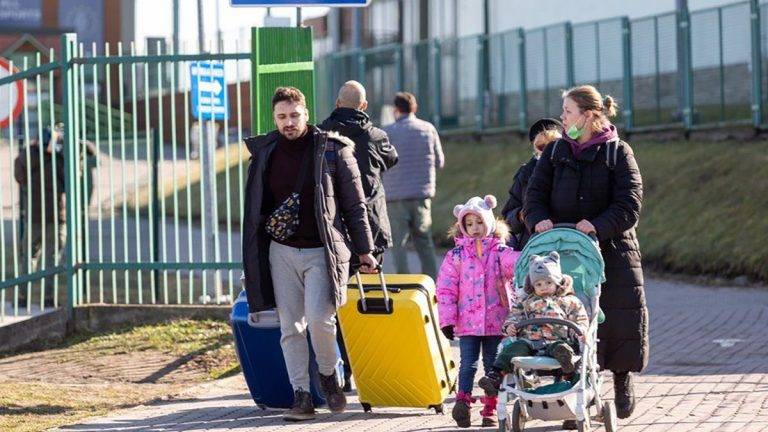 У Франківську - дефіцит з місцями тимчасового розміщення для переселенців. Небайдужих краян закликають допомогти