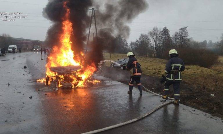 На Франківщині рятувальники ліквідували пожежу автомобіля, є потерпілі ФОТО